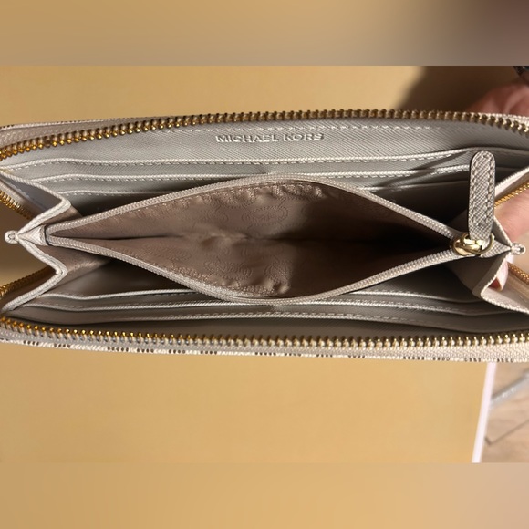 Michael Kors Jet Set Zip Wallet - Picture 7 of 9